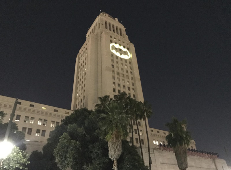 Das originale Batsignal aus der TV-Serie erstrahle in der Nacht auf Freitag am Rathaus von Los Angeles. Damit erinnert die Stadt an Batman-Darsteller Adam West, der vergangene Woche im Alter von 88 Jahren starb. Los Angeles diente in den 1960ern als Kulisse für Batmans Heimatstadt Gotham City.