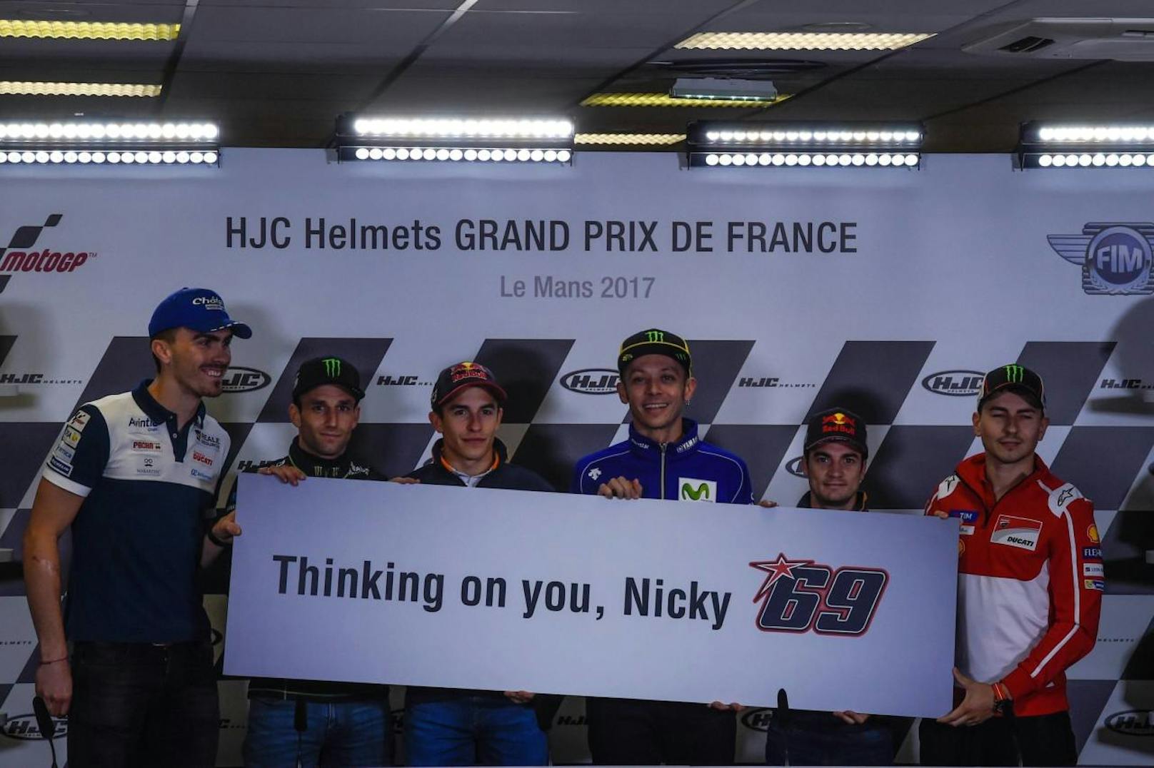 Seine Ex-MotoGP-Kollegen Loris Baz, Johann Zarco, Marc Marquez, Valentino Rossi, Dani Pedrosa und Jorge Lorenzo vor dem Grand Prix von Frankreich mit dem Schild "Thinking on you, Nicky"!