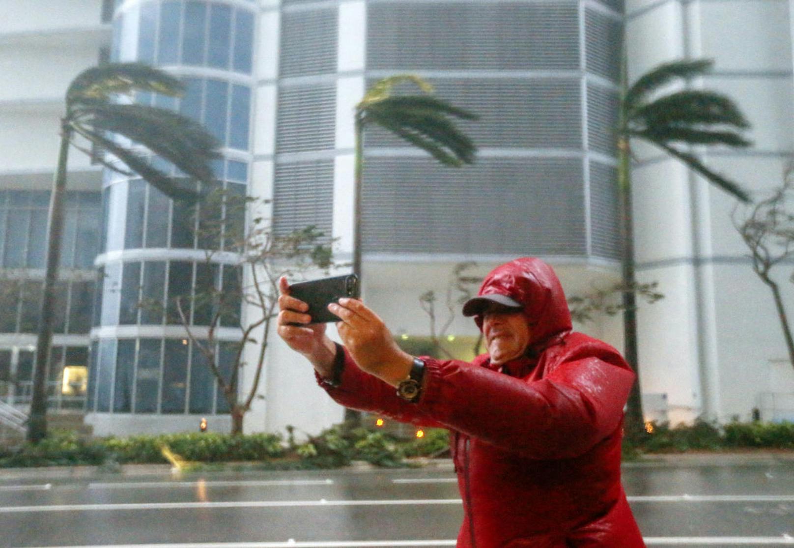 Fotografieren im Hurrikan. Wer die Ausgangssperre bricht, wird verhaftet.