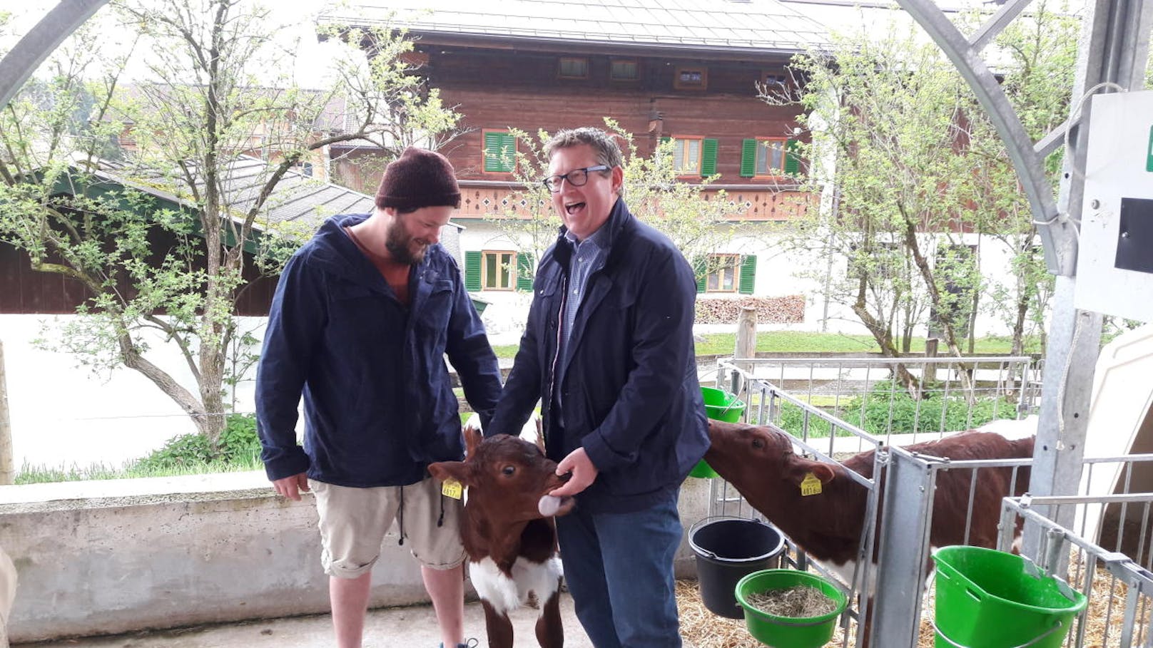 Am Schörgererhof in Oberndorf in Tirol wird für Tirol Milch und McDonald's produziert. Im Bild: Stefan Lindner (re.) vom Schörgererhof, der auch Obmann von Tirol Milch ist mit seinem Bruder.