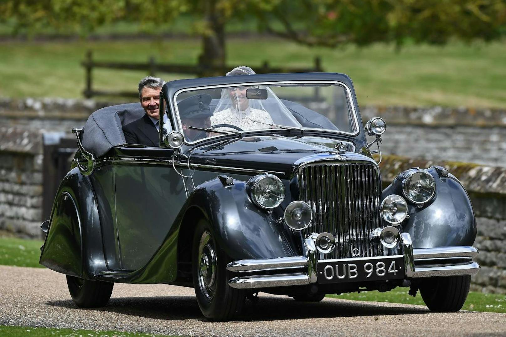 Pippa Middleton fährt mit ihrem Vater Michael Middleton in einem 1951er Jaguar Mk V ein.