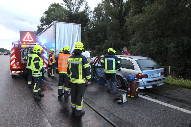 Der Verletzte musste mit Hilfe eines hydraulischen Rettungssatzes aus dem Auto geholt werden.