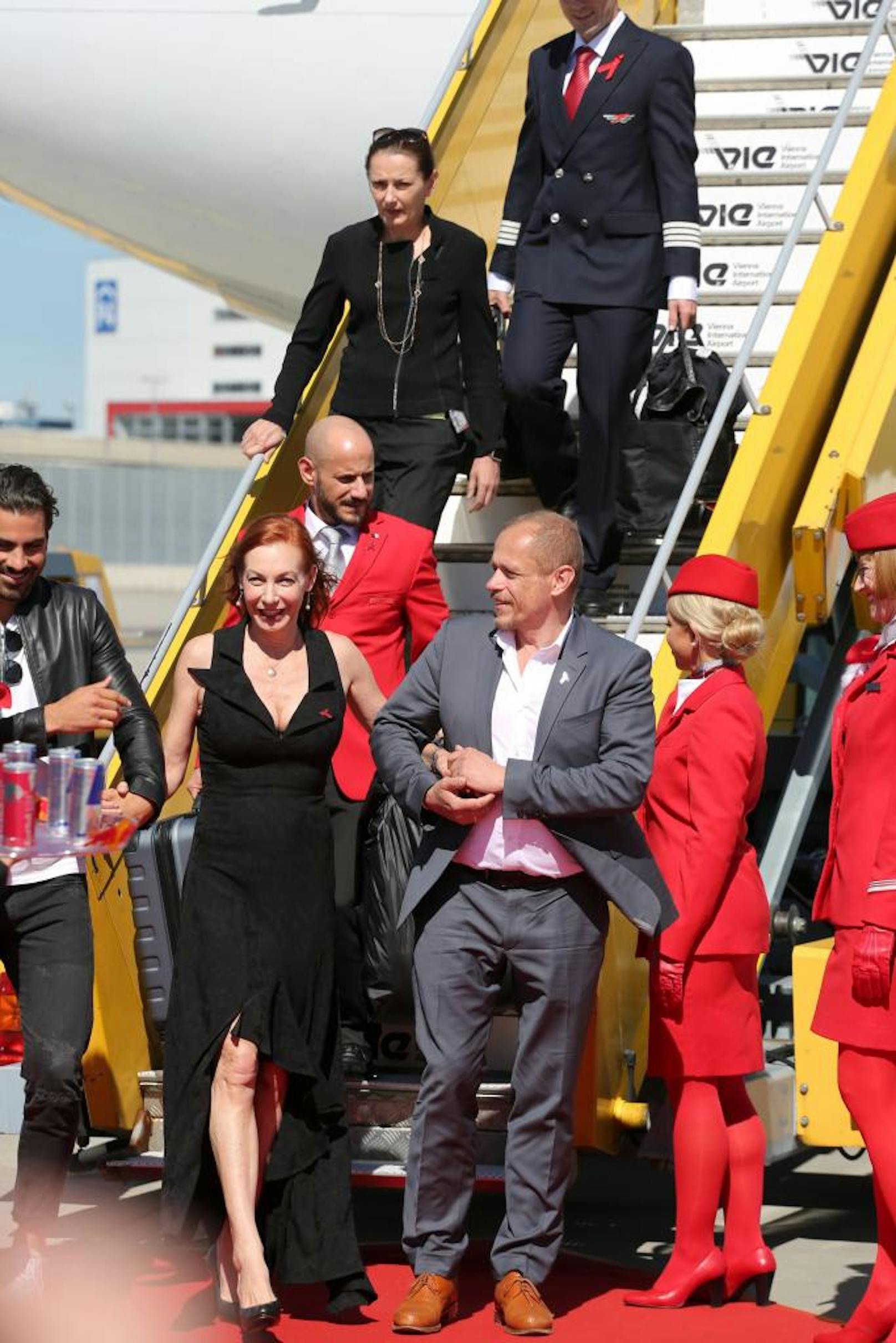 Die Ankunft des Life Ball Fliegers am Flughafen Wien am 9. Juni 2017