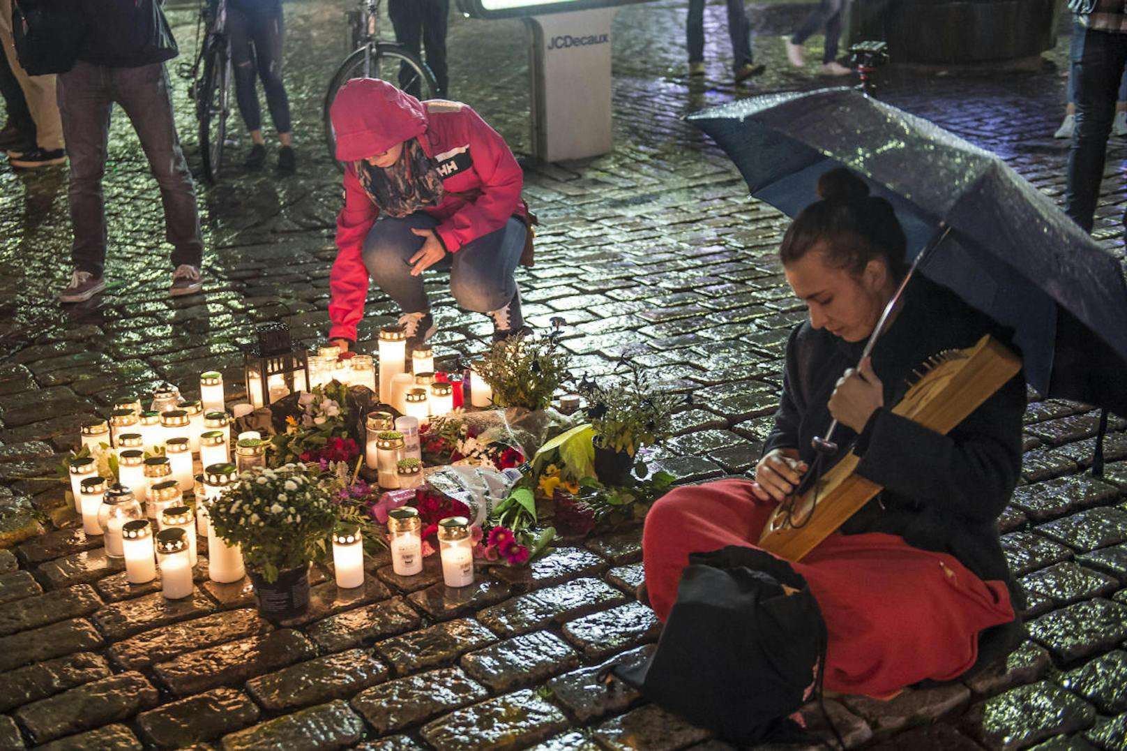 In der Innenstadt von Turku war am Freitag (18. August), nur einen Tag nach dem Terroranschlag in Barcelona, plötzlich ein junger Mann mit einem Messer aus Passanten losgegangen.