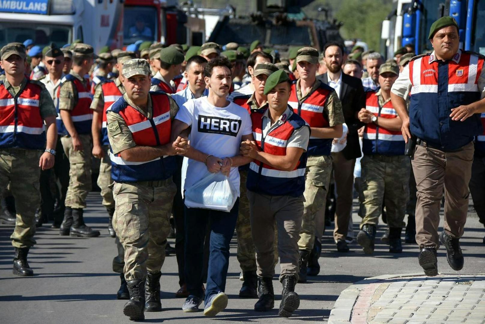 Der erste Fall am 15. Juli: Gökhan Güçlü erschien zu einem Gerichtstermin im weißen "Hero"-T-Shirt und der Richter ließ ihn des Saales verweisen. Der Anwalt des Präsidenten hatte das Kleidungsstück als "Provokation" empfunden.