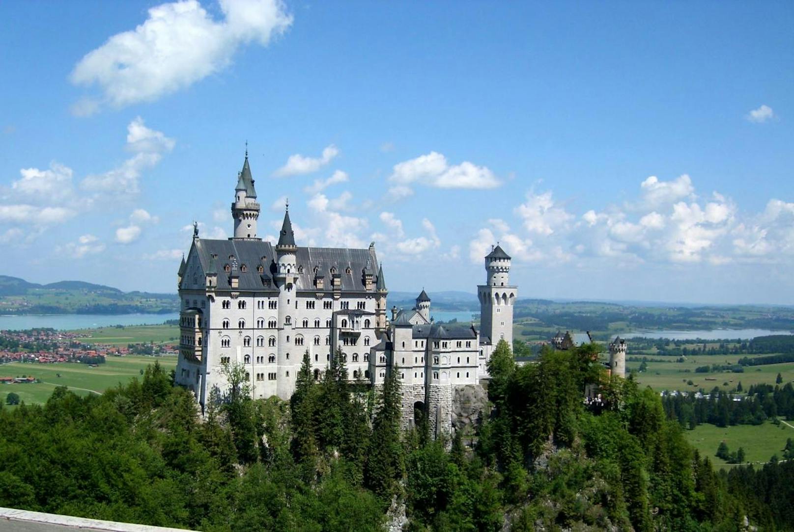 <b>Schloss Neuschwanstein in Bayern:</b>
Mit Schloss Neuschwanstein verwirklichte sich der bayerische Märchenkönig Ludwig II. seine Idealvorstellung einer Burg. Seit der Fertigstellung 1869 inspirierte der Bau Filmkonzerne, wurde als Kulisse genutzt und mehrfach nachgebaut.