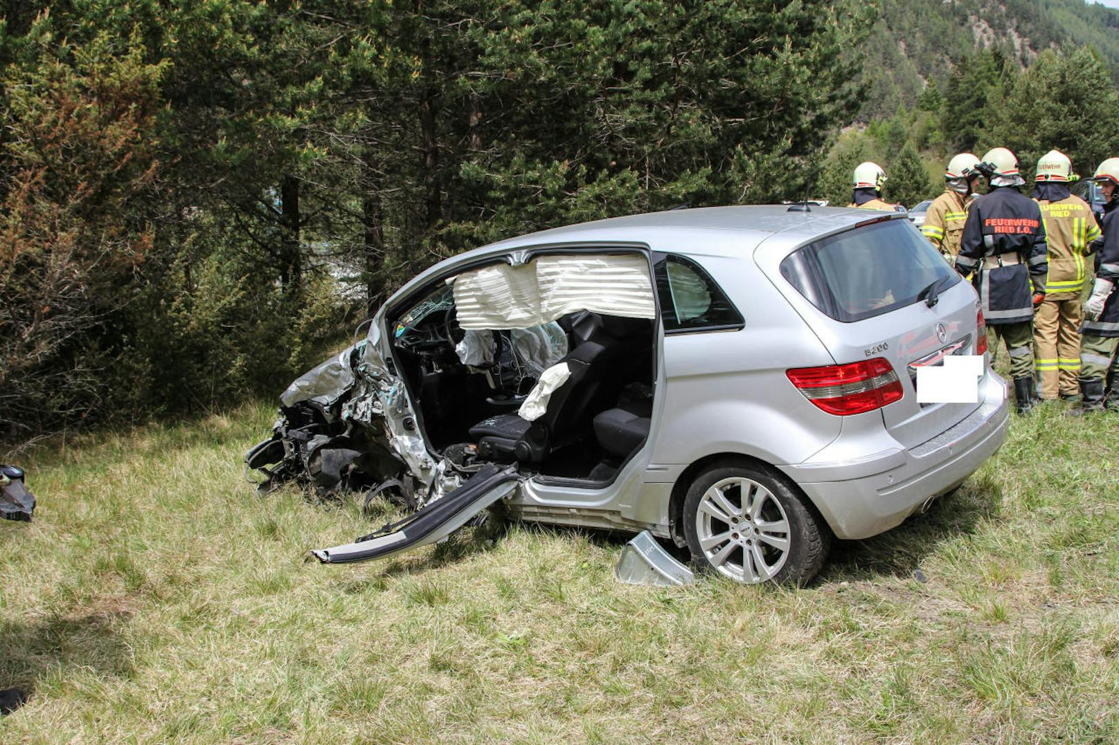 Im Bezirk Landeck ist es am Samstag zu einem schweren Autounfall gekommen. Vier Personen wurden verletzt.