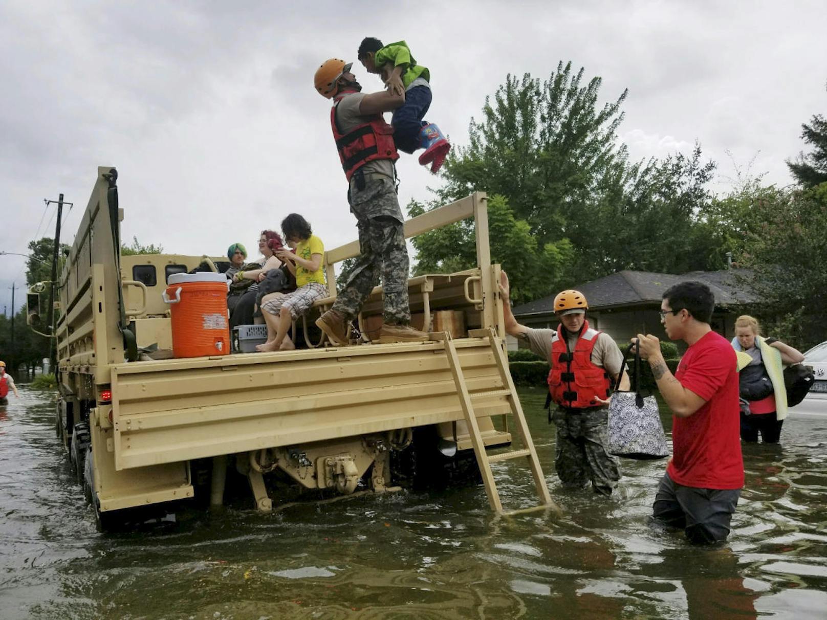 Bewohner von Houston versuchen mit Booten zu flüchten. Andere wurden mit Lkws in Sicherheit gebracht.