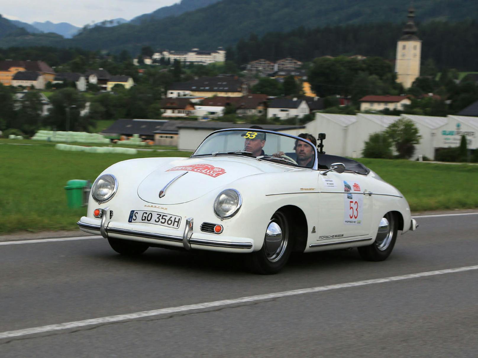 Patrick Dempsey im Porsche 356 Cabrio mit Schloss Pichlarn im Hintergrund