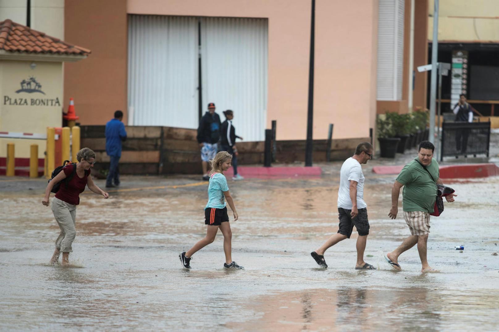 Touristen auf den überfluteten Straßen in Los Cabos, Mexico.