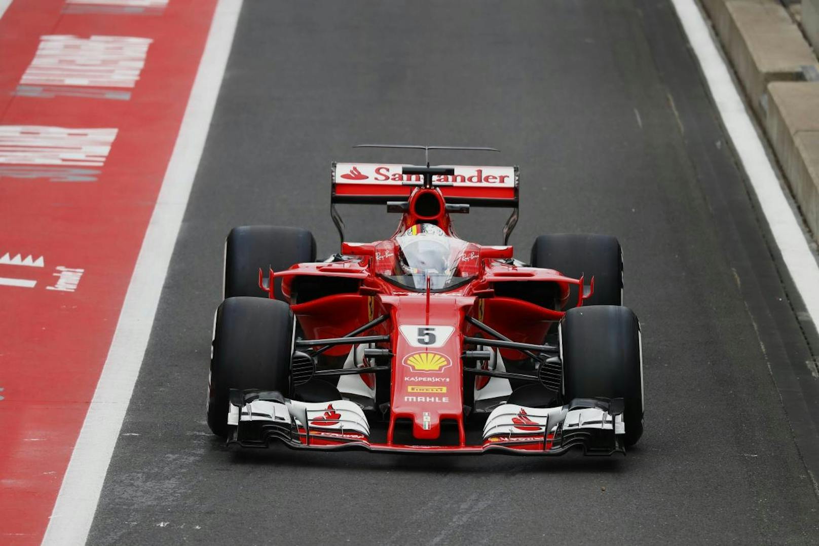 Sebastian Vettel testet in Silverstone das "Shield"