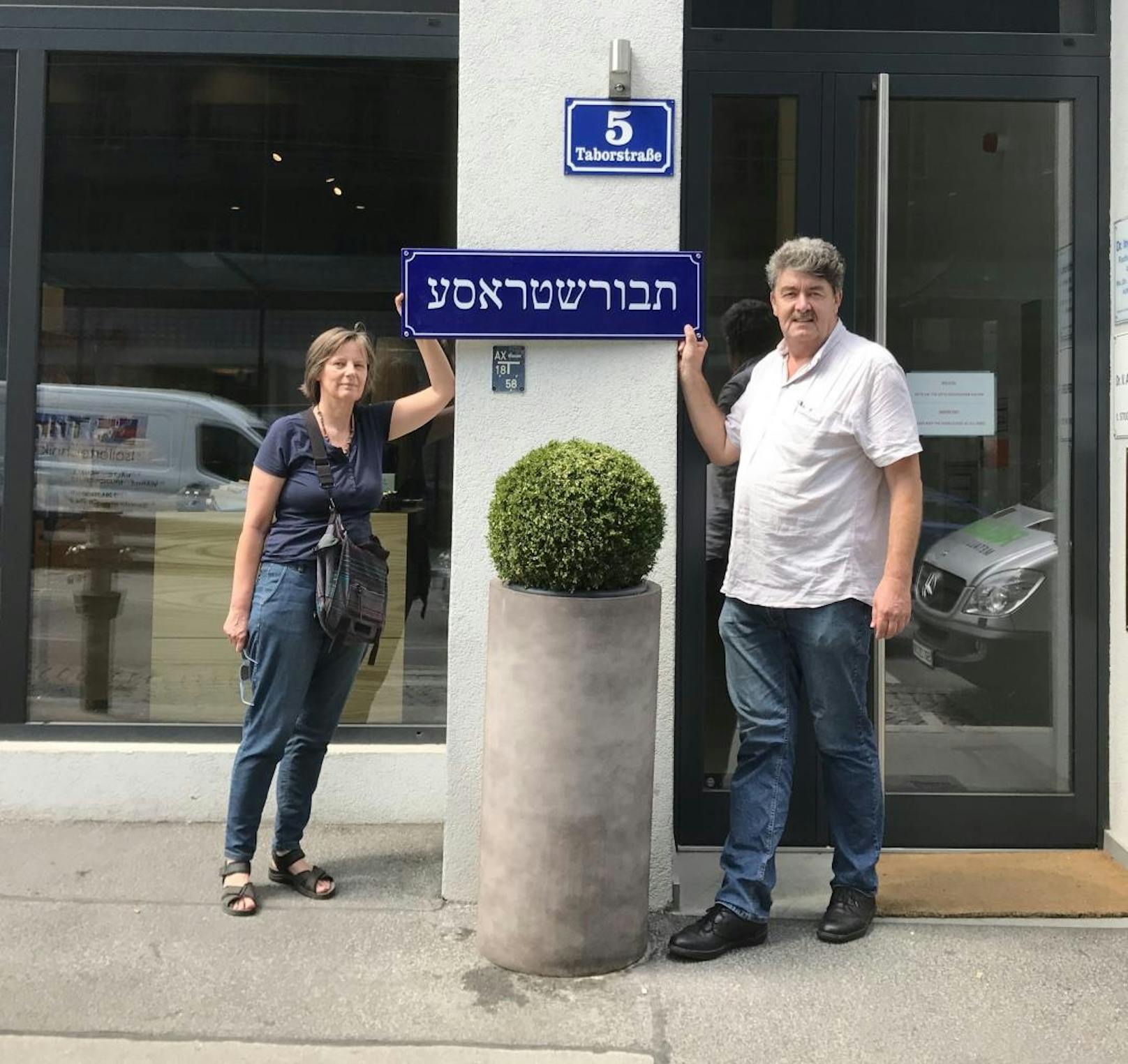 Taborstraße: Hebräisches Straßenschild wird wieder aufgehängt. Bezirksrätin Andrea Stangl und Bezirkschefin-Vize Adi Hasch (Grüne) vor dem Haus Nummer 5, wo die Tafel im Herbst montiert werden soll.