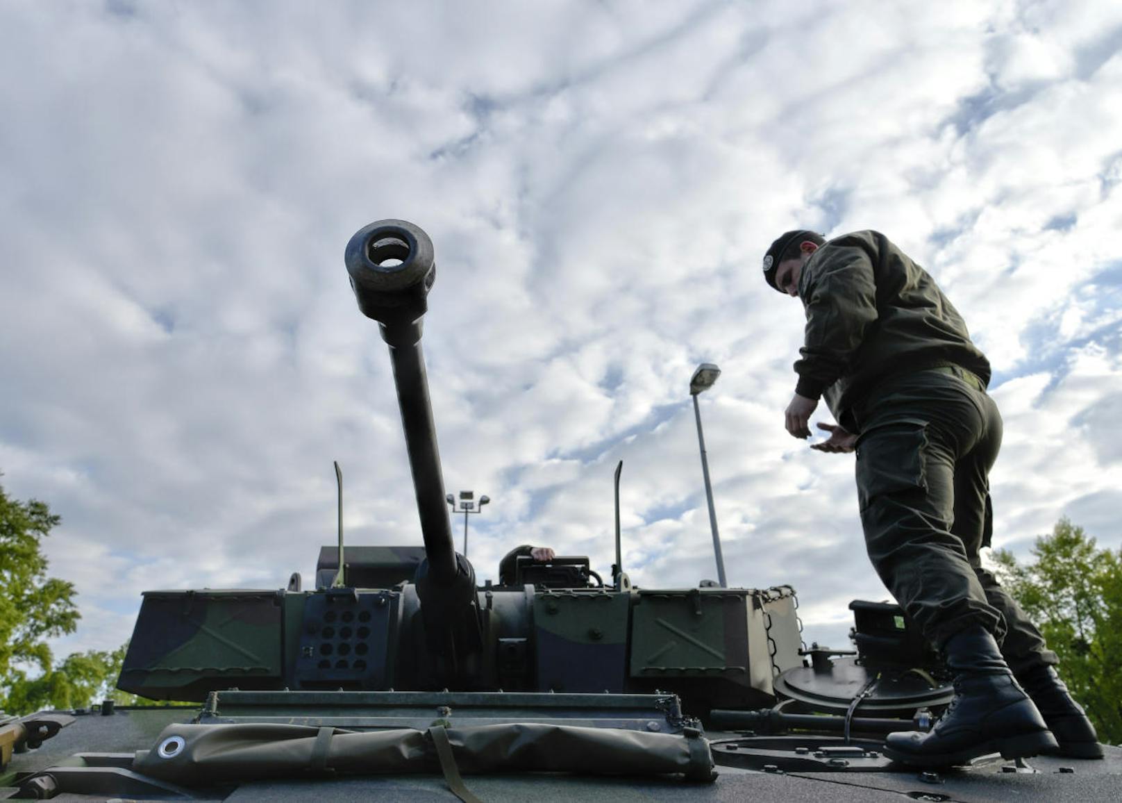 Ein Soldat auf einem Panzer am Freitag beim Werksbesuches bei General Dynamics European Land Systems Steyr in Wien.