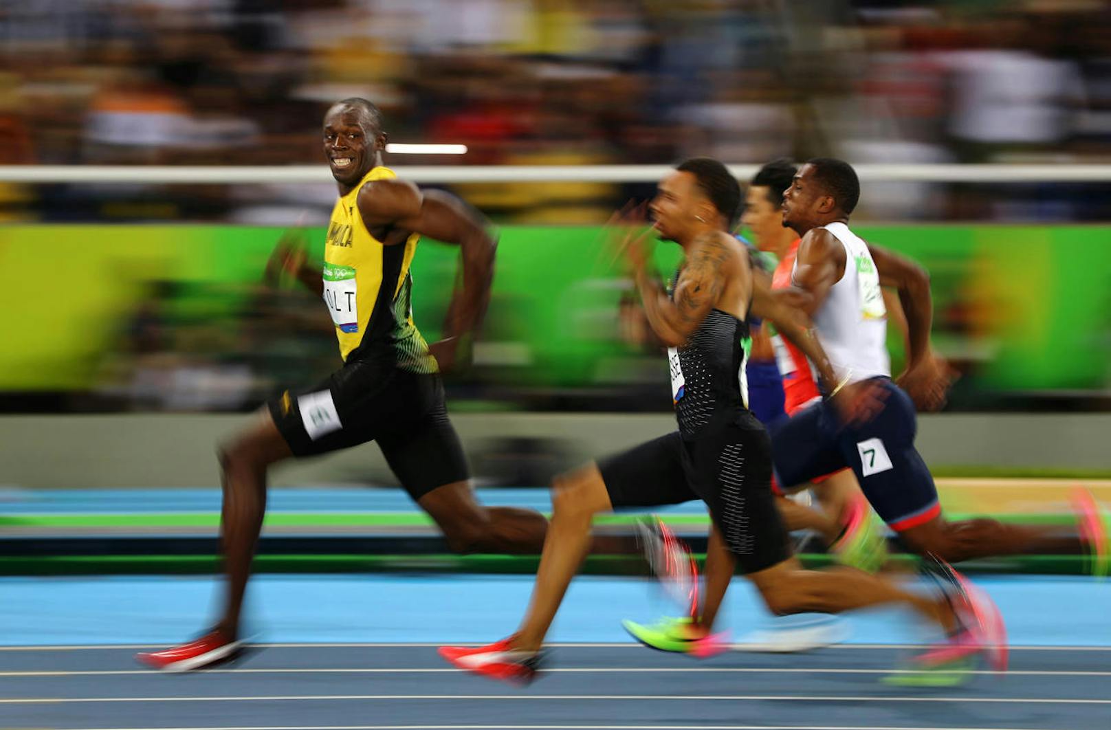 <b>Sport ? Dritter Preis, Einzelbilder</b>
Kai Oliver Pfaffenbach, Reuters
Titel: Rios goldenes Lächeln
Der Jamaikaner Usain Bolt schaut sich lächelnd um bei seinem Sieg im Halbfinale der 100 Meter bei der Sommer-Olympiade in Rio de Janeiro, Brasilien, am 14. August 2016. Das Rennen beendete er in 9,86 Sekunden, im Finale holte er Gold. Als erster Sportler errang er damit auf der 100-Meter-Strecke drei Olympiatitel in Folge.