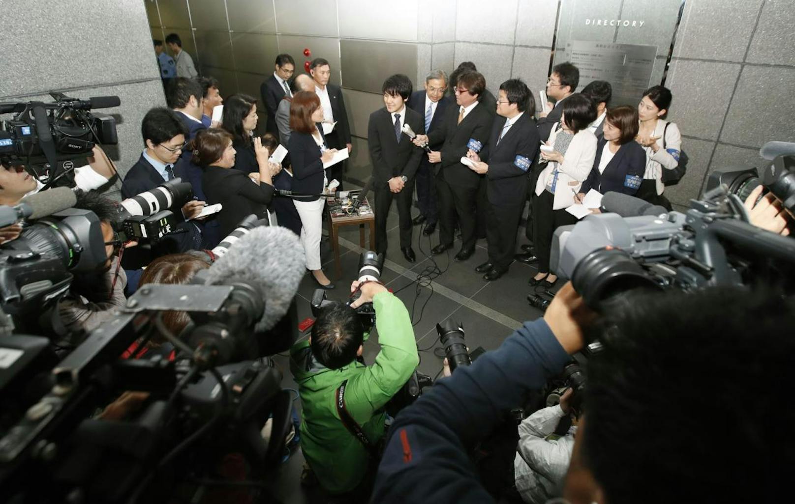 Die Adelsgeschichte des Jahres, mindestens: Der Verlobte Kei Komuro muss sich den Fragen der japanischen Presse stellen.