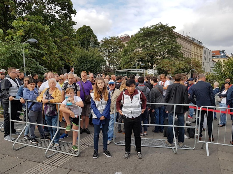 Sie alle warten auf die erste U1 nach Oberlaa.