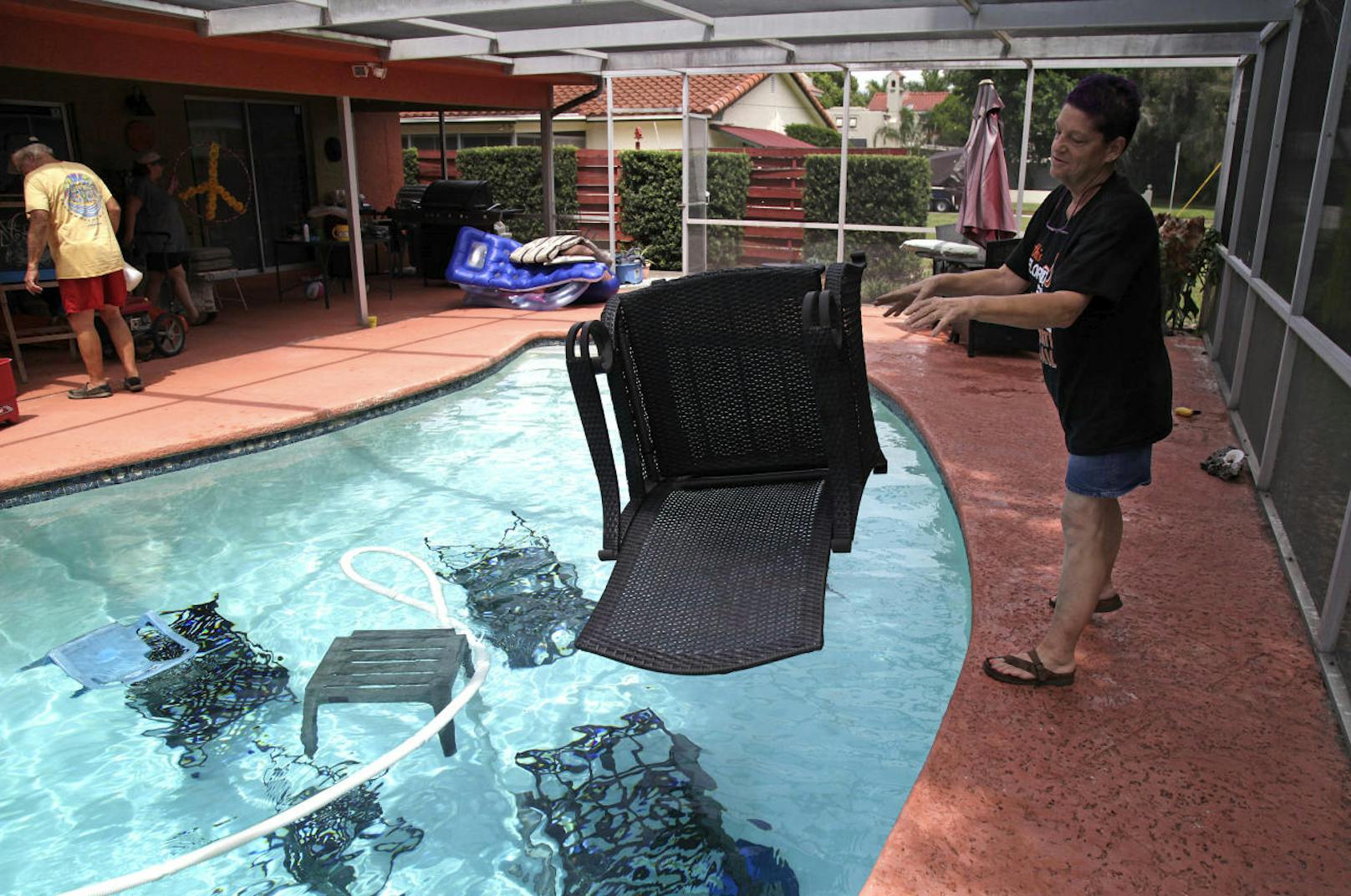 In Hotelanlagen werden die Möbel in Pools geworfen, damit sie nicht in der Gegend herumfliegen.