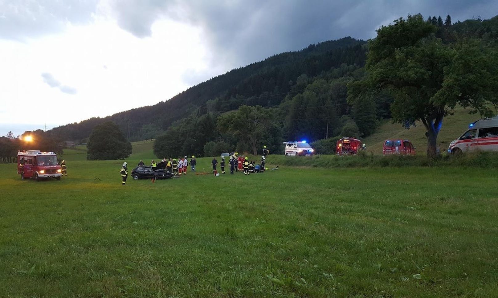 Ein schwerer Verkehrsunfall erschüttert den Bezirk Liezen: Ein 16-Jähriger schwebt nach dem Crash in Lebensgefahr.