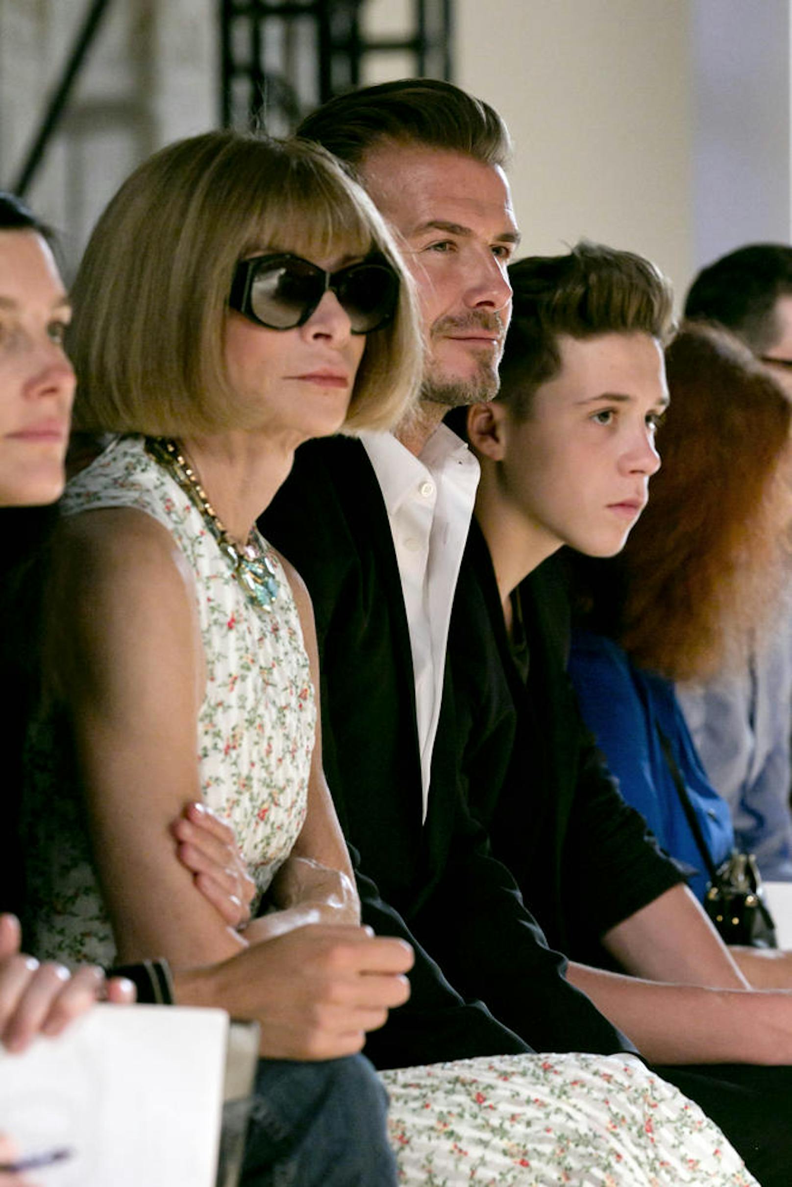 von links: Anna Wintour, David Beckham, Brooklyn Beckham bei der Victoria Beckham Show