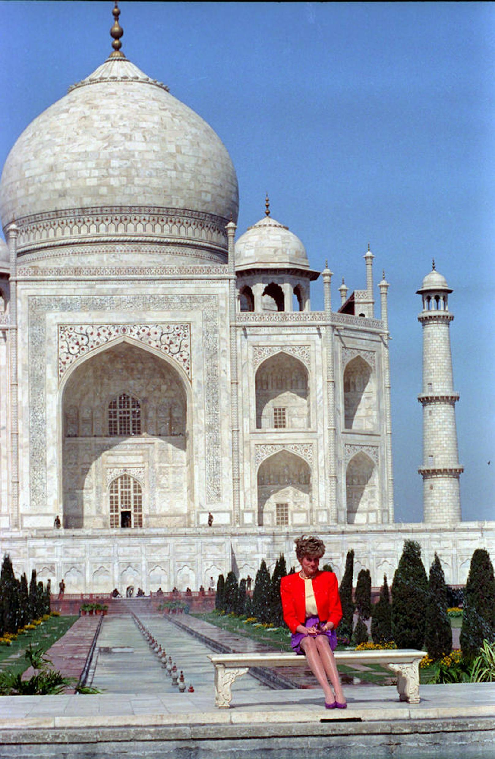 Prinzessin Diana sitzt vor dem Taj Mahal.