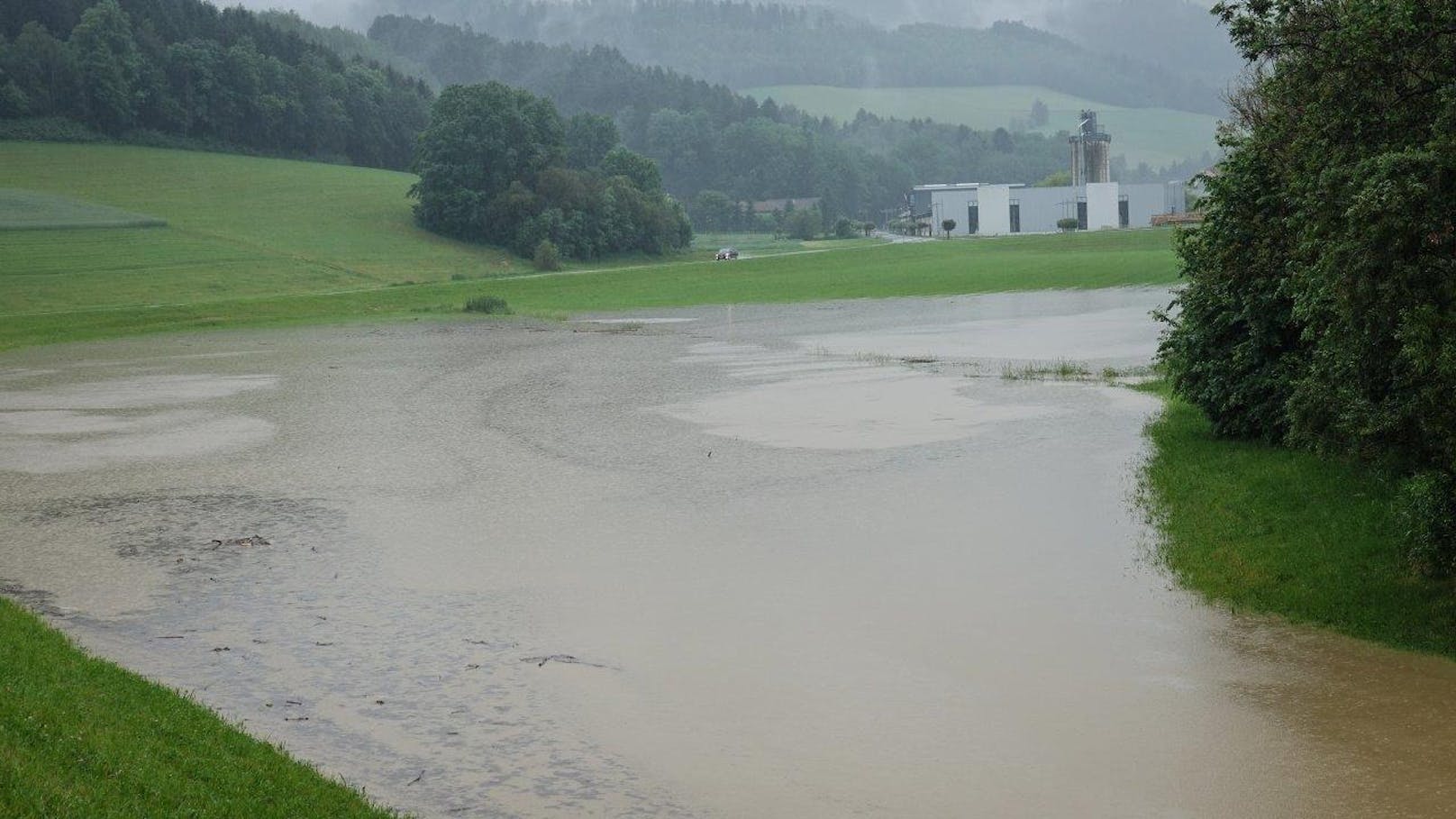 Heftige Regenfälle sowie Hagelunwetter haben vor allem im südlichen Niederösterreich zu Überflutungen geführt. Mehrere Feuerwehren waren im Dauereinsatz.