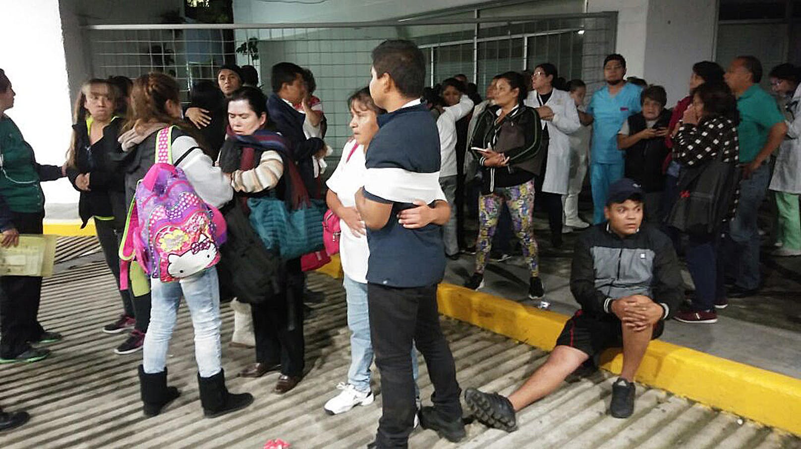 Patienten und Ärzte versammeln sich nach dem Erdbeben vor einem Spital in Mexiko Stadt.