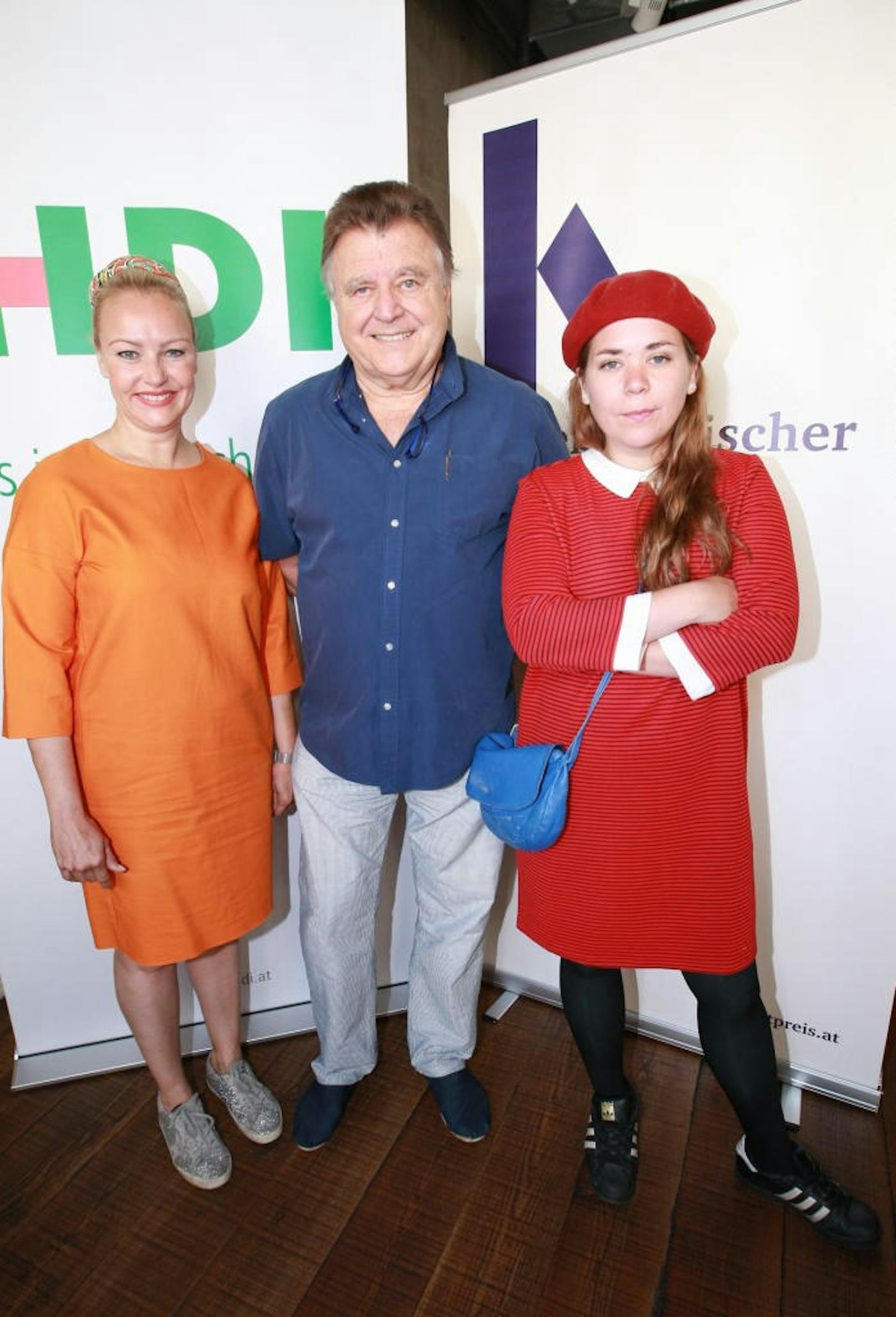 Moderatorin Verena Scheitz mit den Preisträgern Lukas Resetarits und Stefanie Sargnagel.