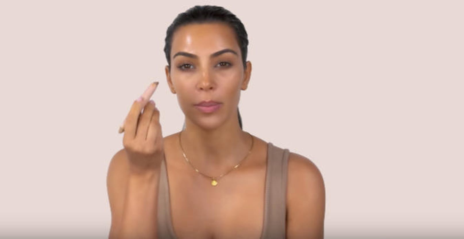 Bronzer als Lidschatten - das ist der Beauty-Tipp von Kim Kardashian, um die Augen subtil zu betonen. 