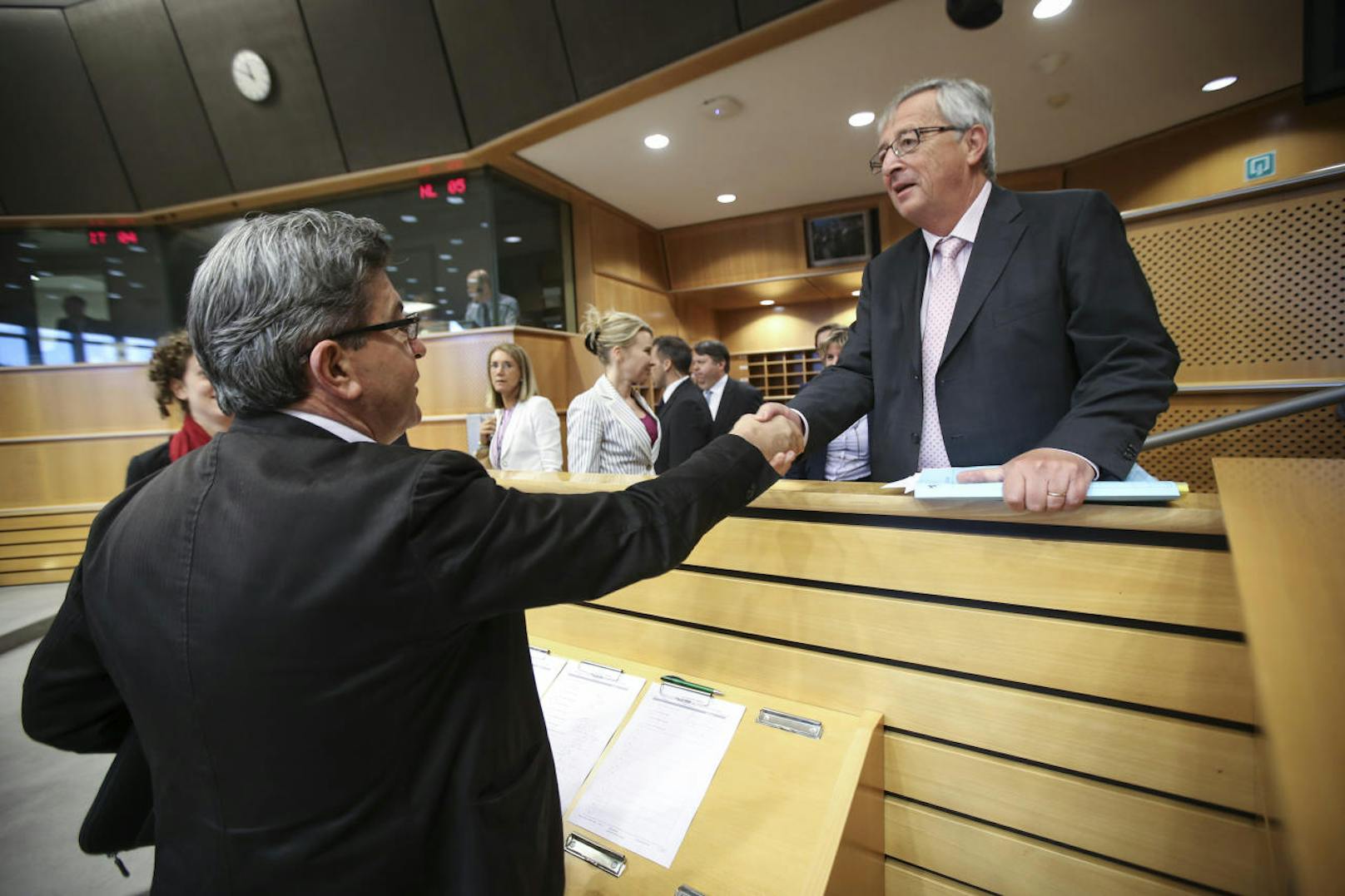 9. Juli 2014: Jean-Claude Juncker (re) schüttelt Jean-Luc Melenchon in Brüssel die Hand