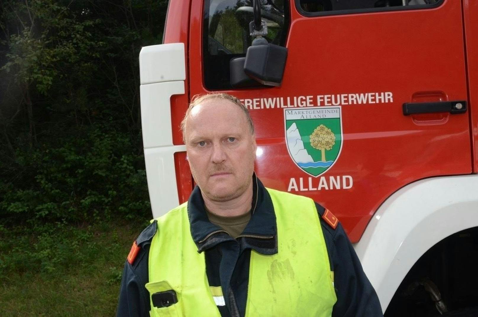 "Wir haben beim Eintreffen dann ein Bild vorgefunden, auf das wir nicht eingestellt waren", bestätigt auch Feuerwehr-Einsatzleiter Georg Baden von der Feuerwehr Alland die Situation für sich und seine Kameraden.