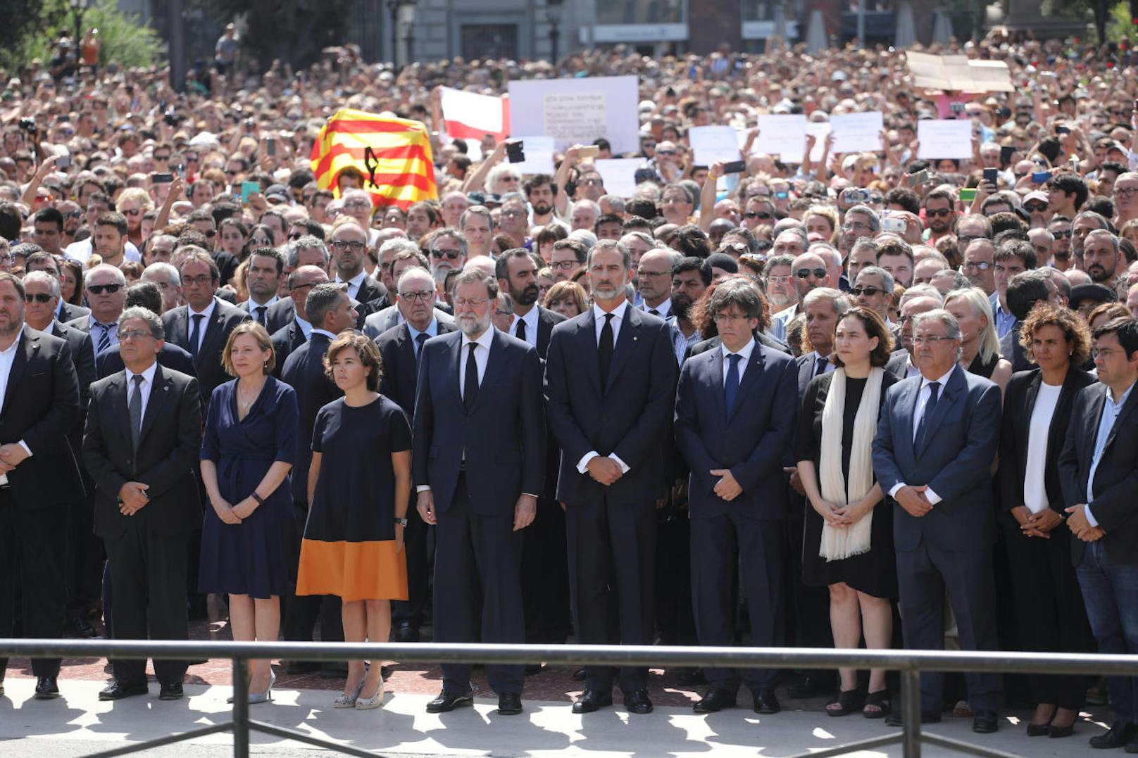 Der spanische König Felipe und Ministerpräsident Mariano Rajoy haben gemeinsam mit Tausenden Menschen eine Schweigeminute für die Opfer der Terroranschläge in Barcelona und Cambrils abgehalten. Danach applaudierten die Teilnehmer der Zeremonie auf der Plaça de Catalunya und riefen "Ich habe keine Angst".