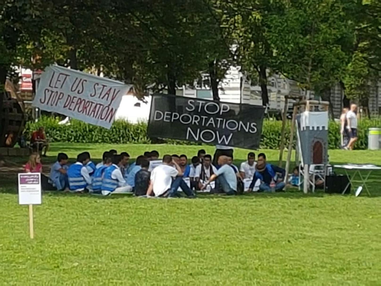 Afghanische Asylwerber und Unterstützer demonstrieren im Wiener Votivpark gegen Abschiebungen nach Afghanistan.