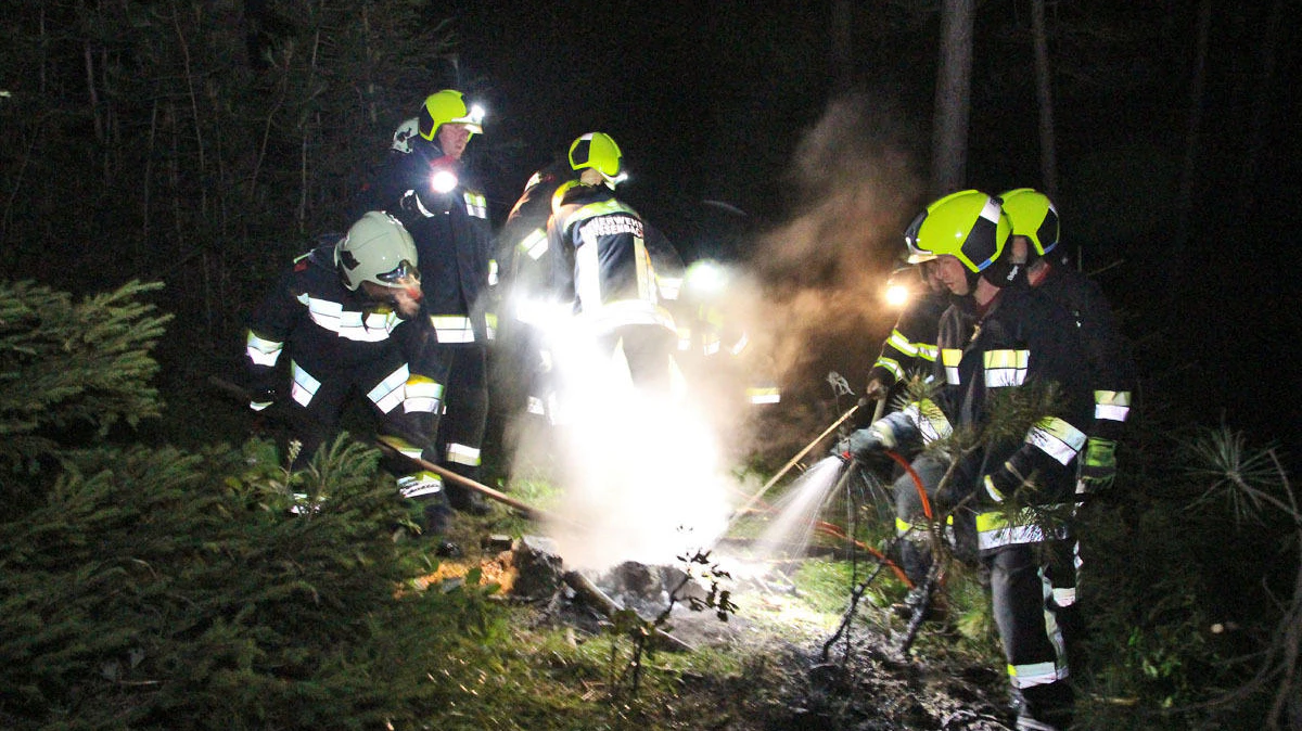Die Feuerwehren aus Weißenbach und Neuhaus löschten das Feuer mit Kübelspritzen.