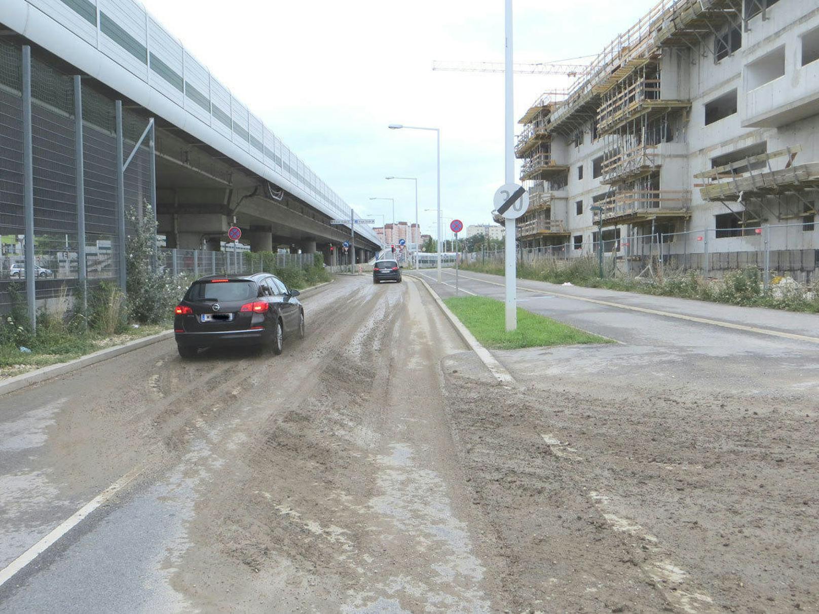 Anrainer der Wohnungs-Großbaustelle "Florasdorf" klagen über Straßen- und Luftverschmutzung durch Lkw. Das WIFF fordert verpflichtende Reifenwaschanlagen bei Baustellen.