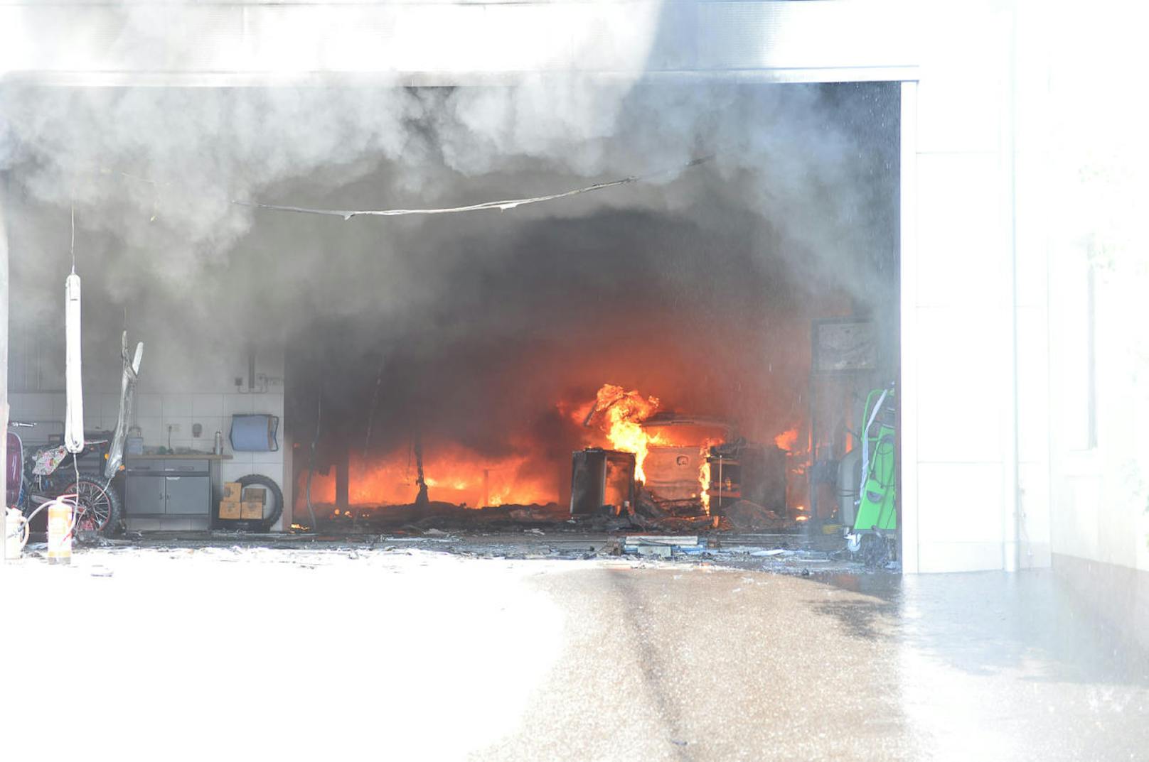 Meterhohe Flammen ragten aus der Werkstatt.