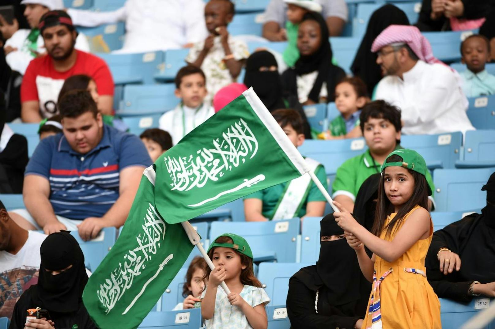 Zu den Feierlichkeiten anlässlich des saudi-arabischen Nationalfeiertags durften erstmals auch Frauen das Stadion in der Hauptstadt Riad betreten - aber nur in einem abgetrennten Familienbereich (23. September).