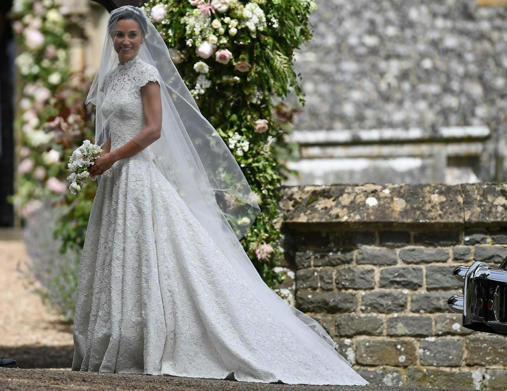 Pippa Middleton heiratet in einem wunderschönen weißen Brautkleid aus Spitze.