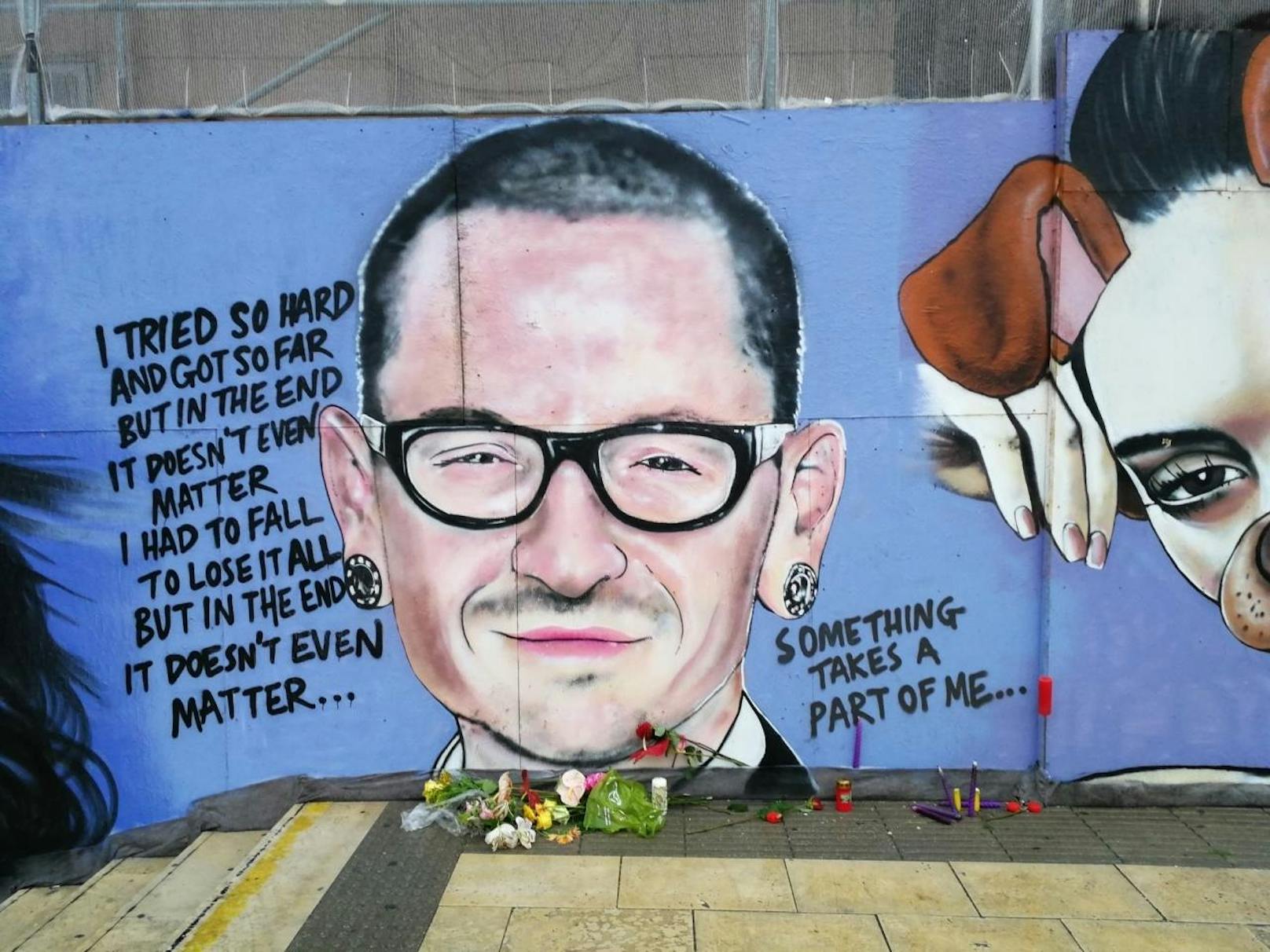 Der Australische Streetart-Künstler Lush Sux tobte sich auf einer Bauwand beim Wiener Museumsquartier mit fünf überdimensionalen Portraits aus. Das Neueste: Der kürzlich verstorbene Chester Bennington