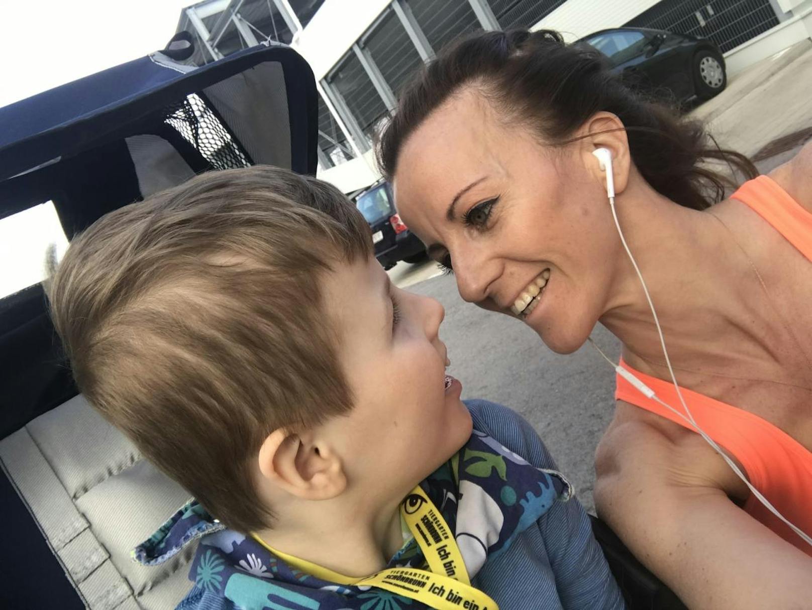Yvonne Otzelberg (32) macht mit ihrem Sohn Yannick (8) beim Triathlon mit.