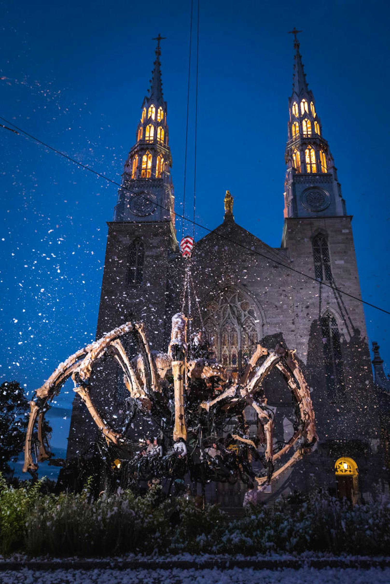 Riesenspinne (Roboter) in Ottawa auf der Notre Dame Kathedrale_3