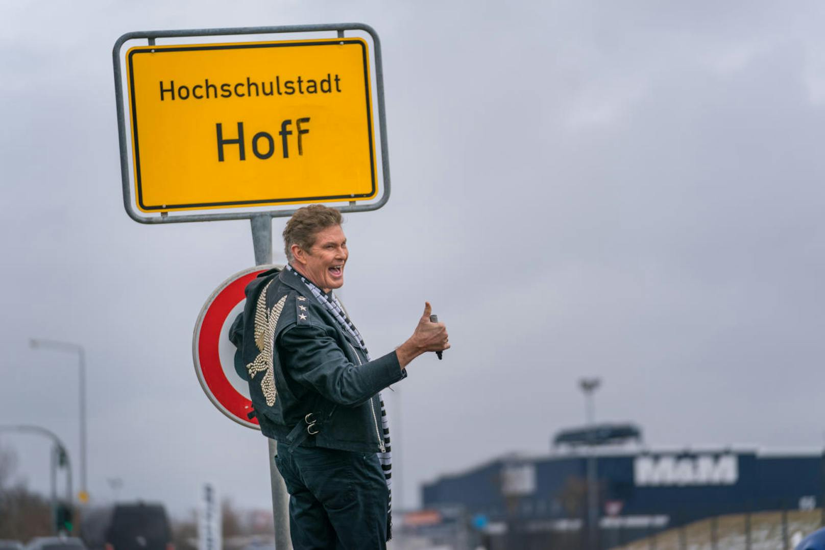 Hof in Deutschland: Ex-Baywatch-Badewaschl David Hasselhoff hat bei der Sachbeschädigung sichtlich Spaß. Die Polizei war übrigens vorher informiert.