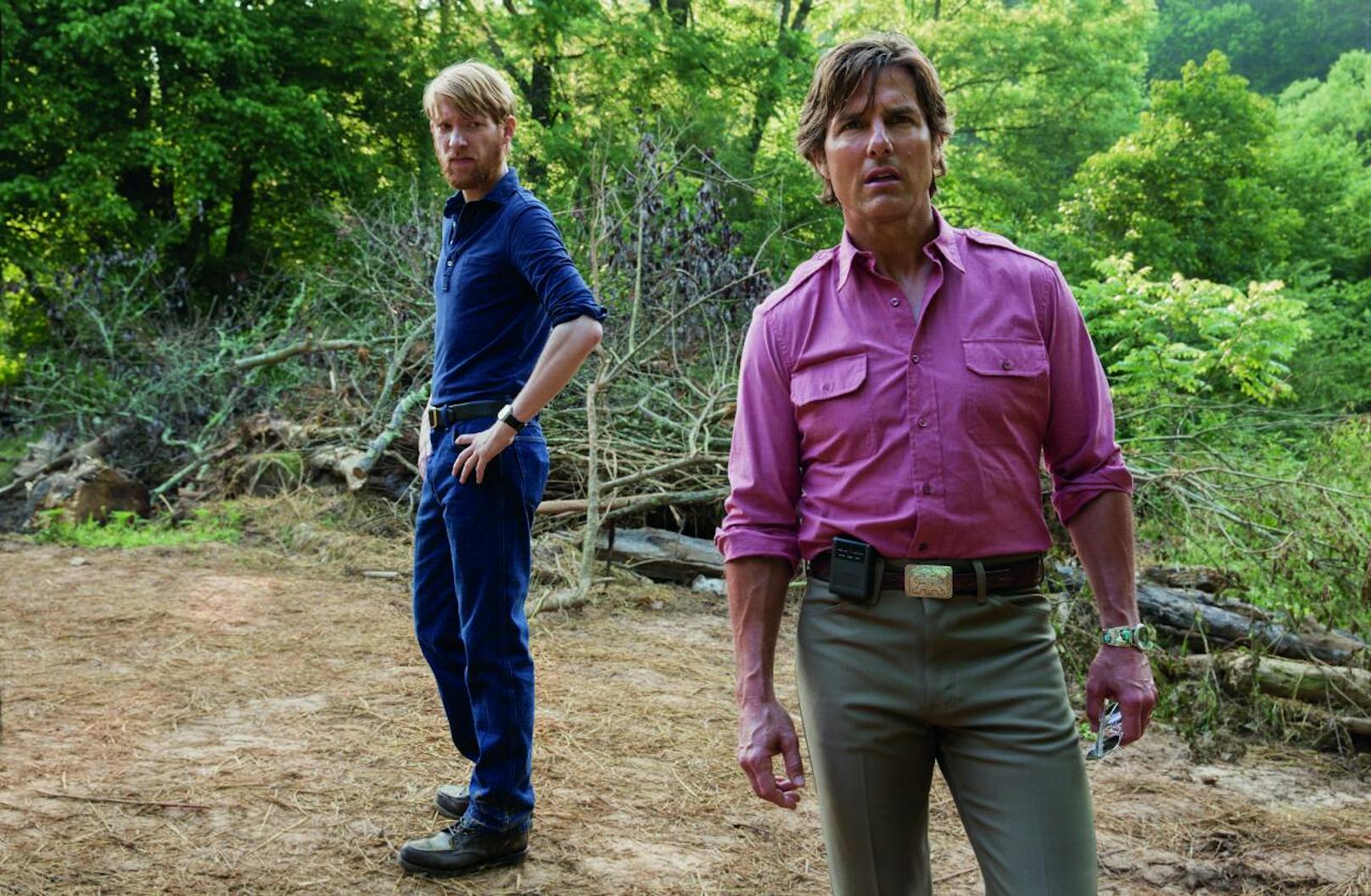 Domhnall Gleeson (li.) und Tom Cruise in "Barry Seal - Only in America"