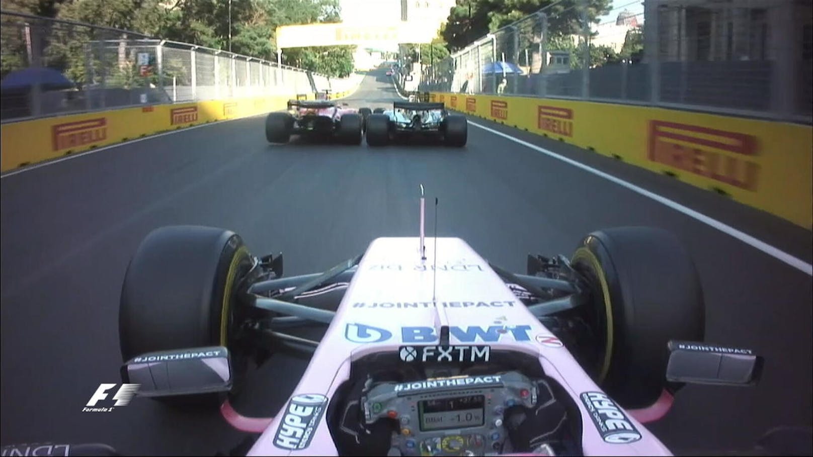 Vettel ist stinksauer, er glaubt, dass Hamilton mit ihm einen "Bremstest" gemacht hat und kracht als "Revanche" absichtlich in die Seite des Briten. Die Rennleitung verhängt 10 Sekunden Zeitstrafe. Auch Hamilton muss an die Box, weil sich seine Kopfstütze löste - Sieg verschenkt!