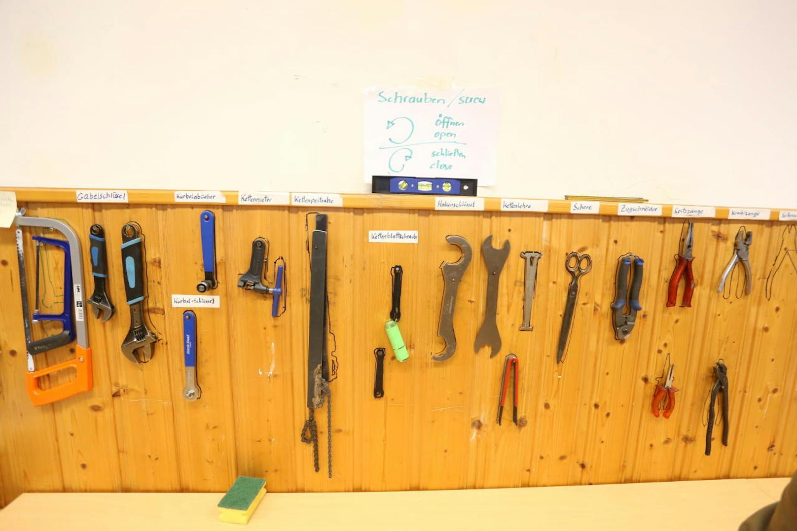 Die Werkzeuge hängen beschriftet an der Wand - damit die Flüchtlinge die Bezeichnungen kennen lernen.