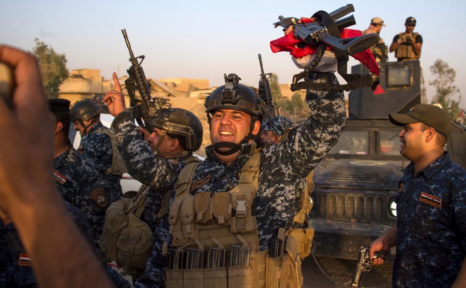 Auch Ministerpräsident Haider al-Abadi ist in Mossul eingetroffen um eine große Siegesrede zu halten, doch ...