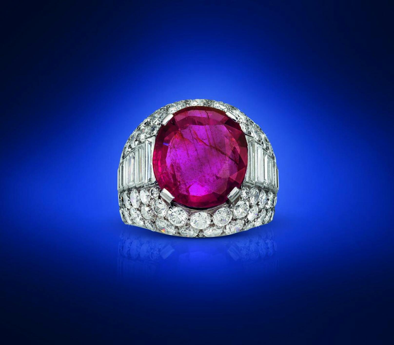 Dorotheum Auktion Juwelen (27.4.2017): 
Bulgari Ring Trombino mit unbehandeltem Burma-Rubin 6 ct. Schätzwert 60.000 bis 120.000 Euro