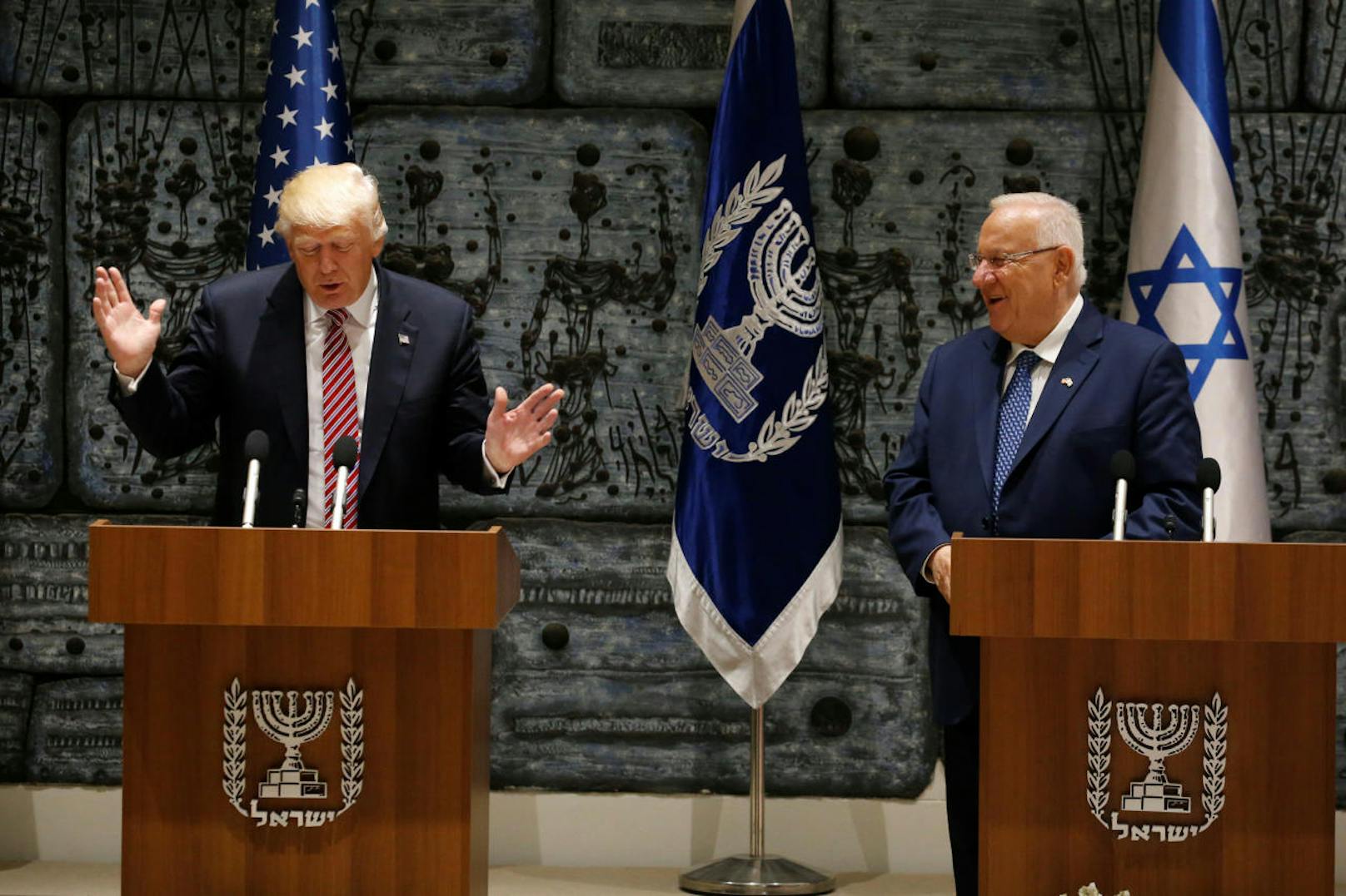 U.S. President Donald Trump (L) gestures next to Israeli President Reuven Rivlin, in Jerusalem May 22, 2017. REUTERS/Jonathan Ernst - RTX370TU