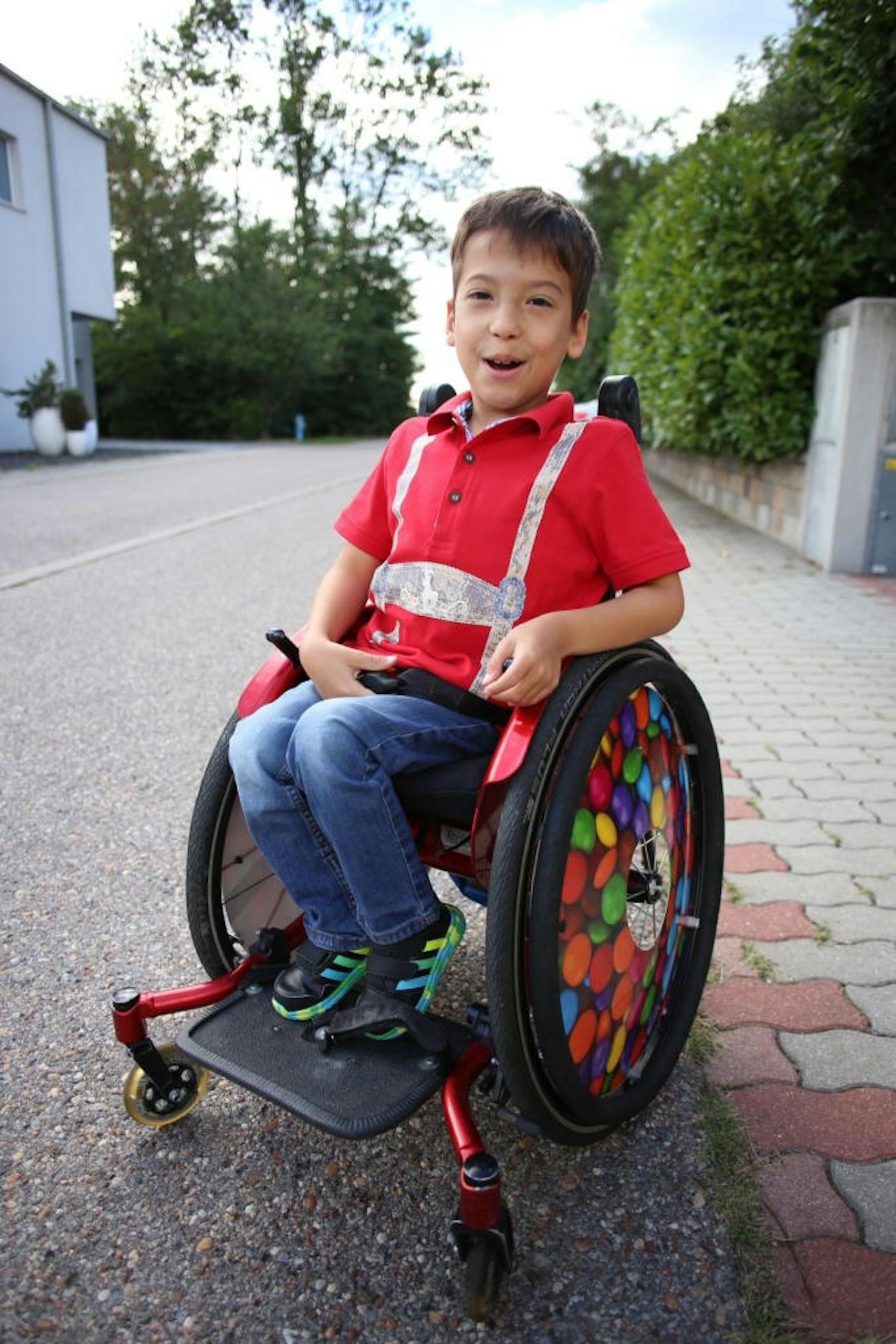 Leon kann dann mit seinem Rollstuhl alleine ins Freie fahren.