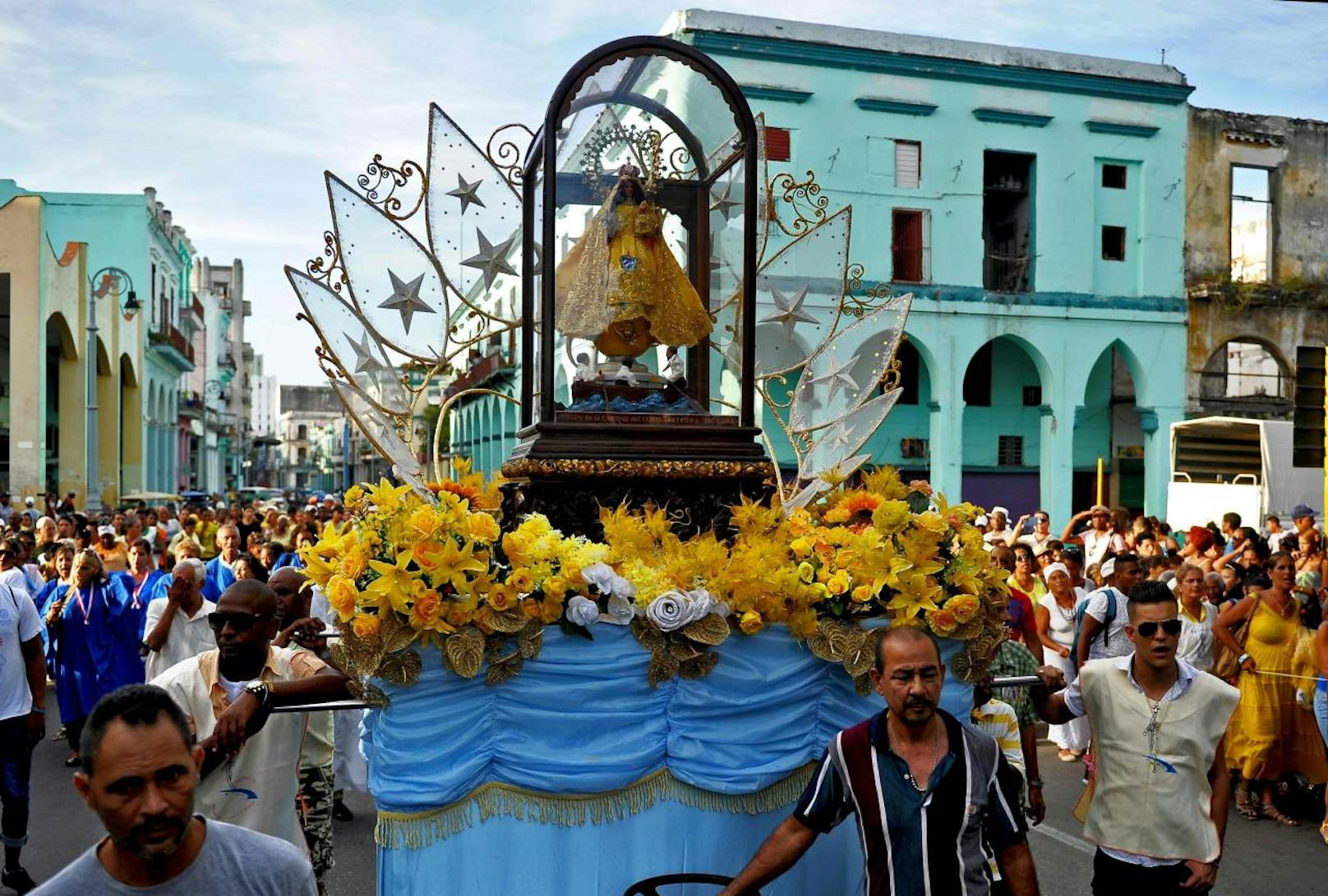 Kubaner beten zu Landesheiliger: Mit einer Prozession zu Ehren der Barmherzigen Jungfrau von Cobre, der Schutzheiligen Kubas, beten die Kubaner um Schutz vor "Irma". Die hölzerne Heiligenfigur repräsentiert die Jungfrau Maria, deren Geburt am 8. September katholisch gefeiert wird.
