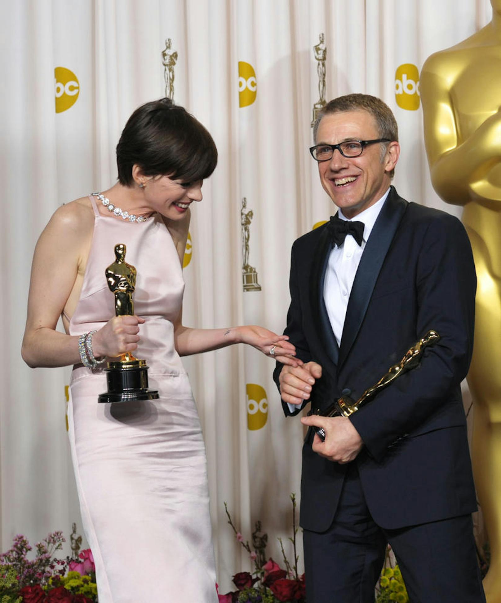 Triumph: Anne Hathaway mit Christoph Waltz 2013. Da konnte er soeben seinen ersten Oscar entgegennehmen.